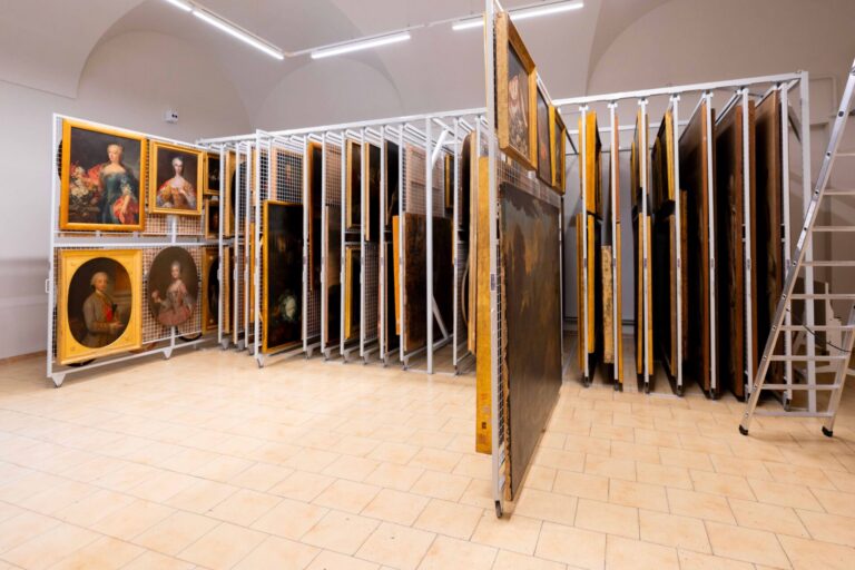 Deposito-dipinti_Reggia-di-Caserta_foto-di-Marco-Ferraro