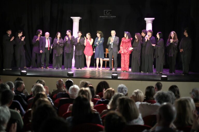 Umberto Galimberti, la Prefetta Lucia Volpe, il Questore Andrea Grassi ed i giovani artisti di ALI della Mente