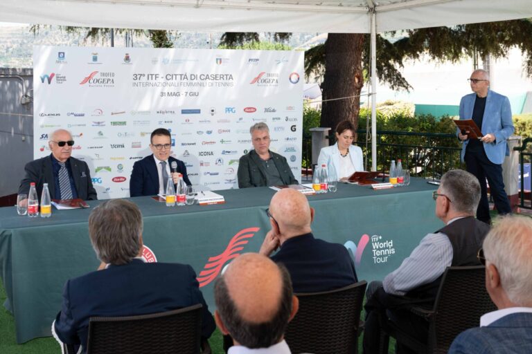 il tavolo della conferenza_02
