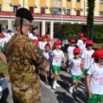 1.I bambini entrano sul piazzale per l'alzabnadiera