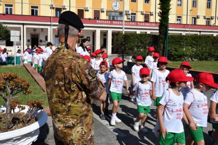 1.I bambini entrano sul piazzale per l'alzabnadiera