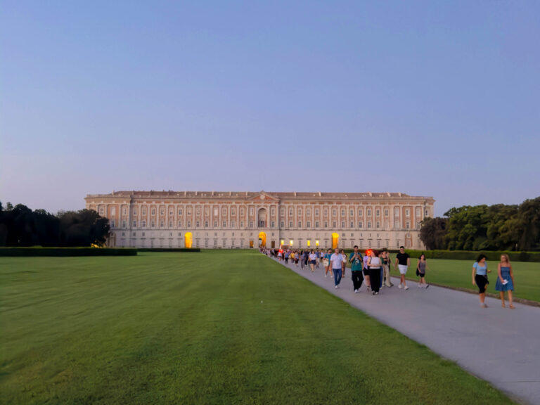 Alba-alla-Reggia-di-Caserta