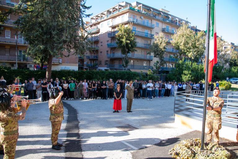1. alzabandiera con gli studenti